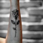 קעקוע של ורד על היד